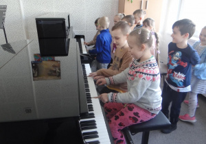 Dzieci grają na pianinie